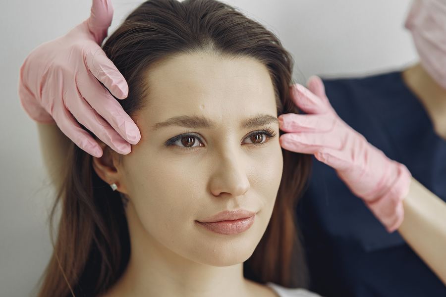 Examen de la ligne des cheveux d'une patiente