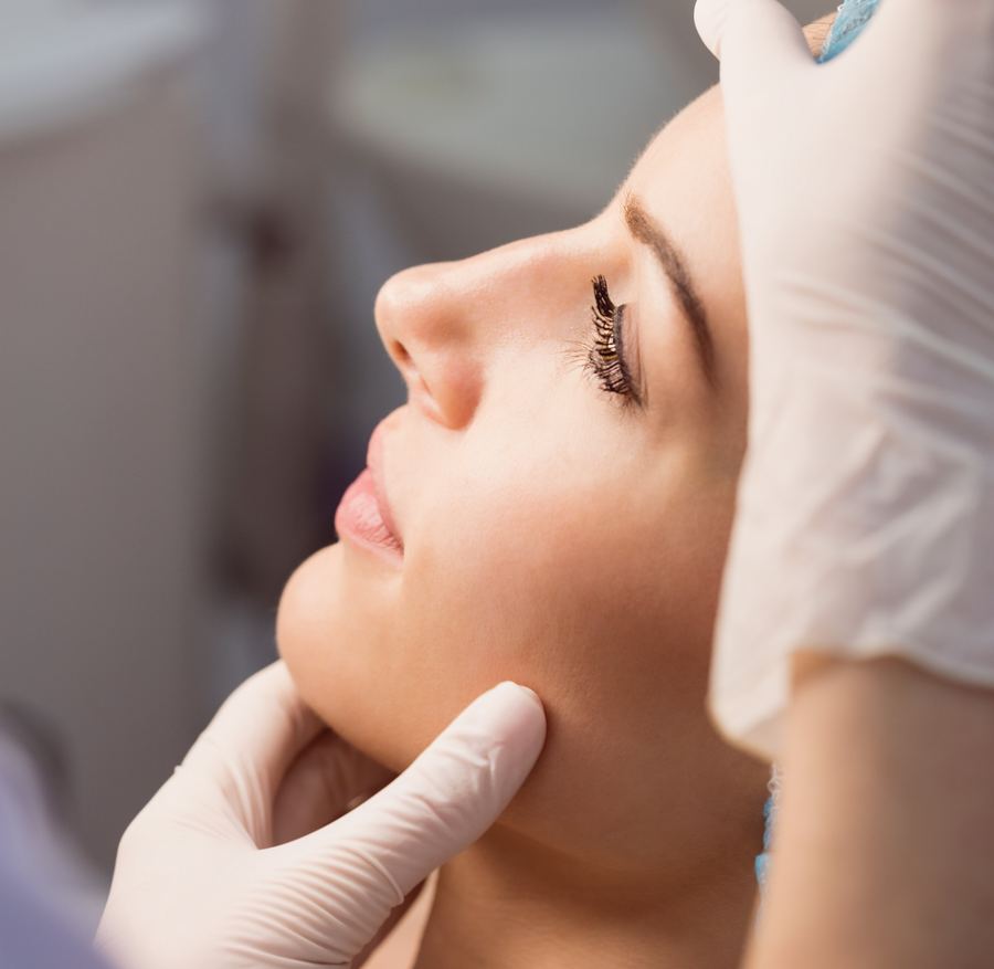 Profil d'une patiente examinée pour une rhinoplastie