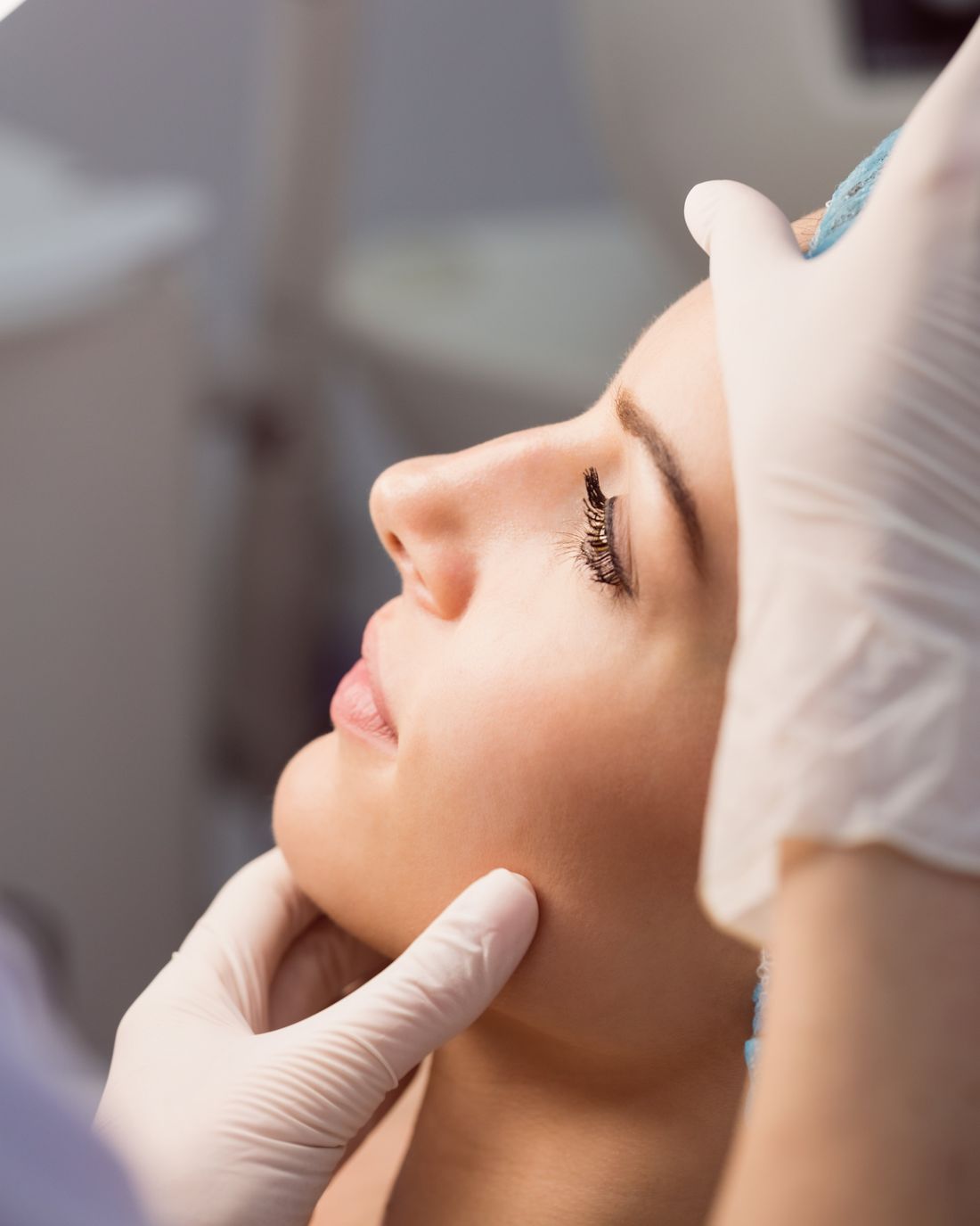 Chirurgien examinant le profil du nez d'une patiente